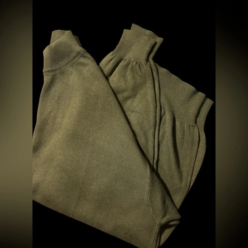Oak Hall Men's pullover mock neck dressy sweater. Size Medium. Green. SKU 12